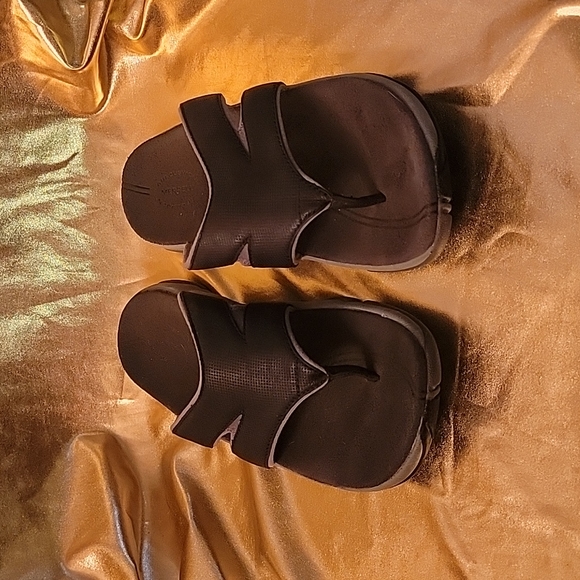 Merrell, size 10, black shoes. - Picture 1 of 7